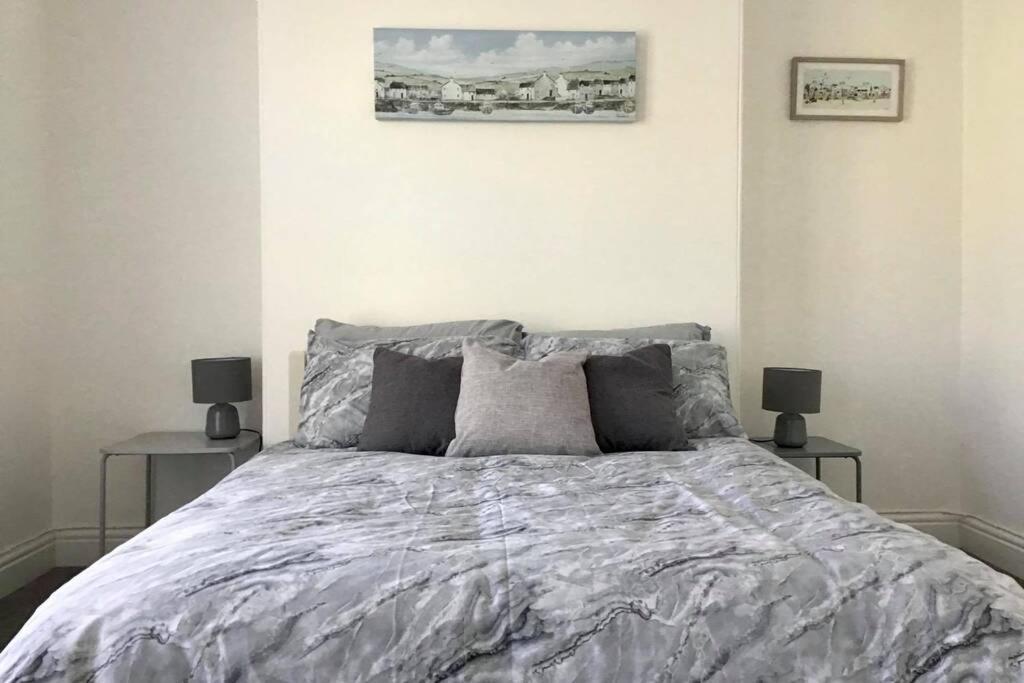 Large 5 Bed 3 Bath House 300 Meters From And Restaurants