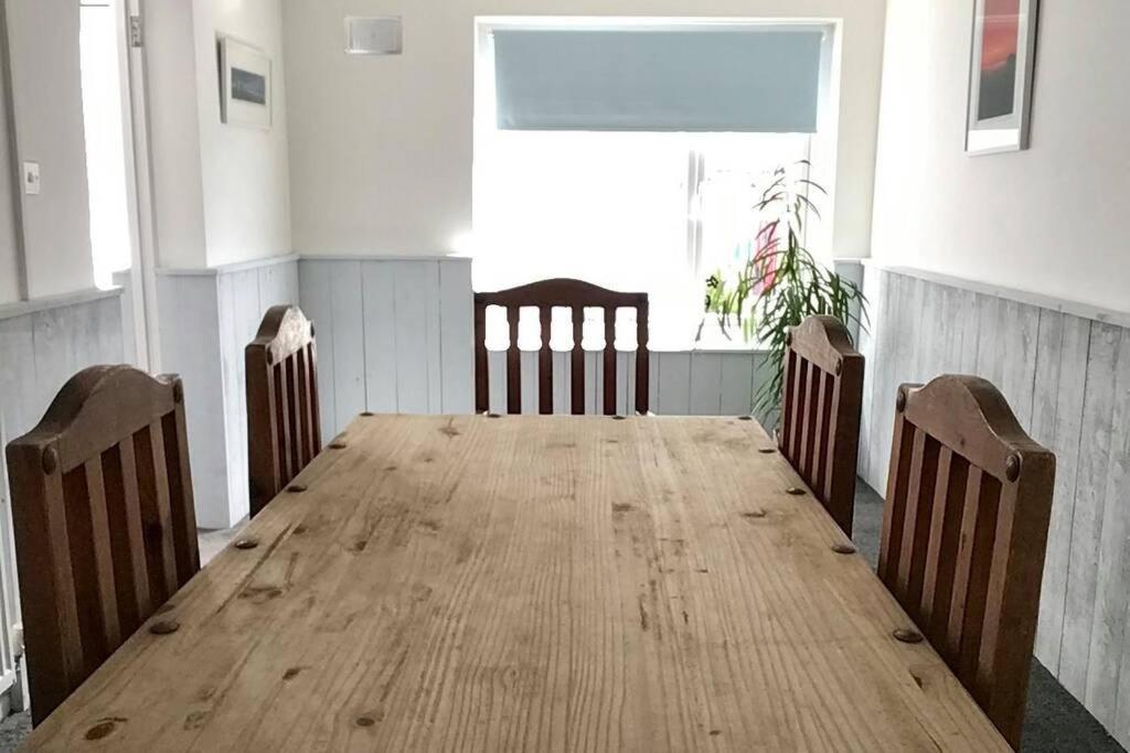 Large 5 Bed 3 Bath House 300 Meters From And Restaurants *